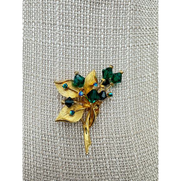 Vintage ART Emerald Color Crystal Gold Tone Floral Brooch - Picture 1 of 7